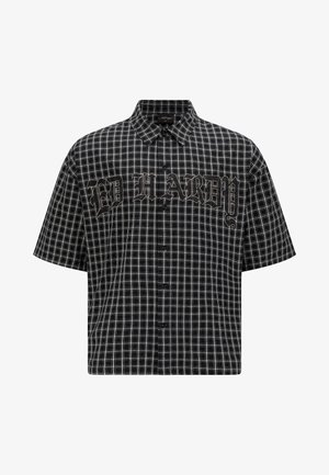 Schwarz-weißer karierter Kurzarmhemd mit Knopfleiste, auf der Vorderseite mit dem Schriftzug "ED HARDY" in fetter, stilisierter Schrift über der Brust.