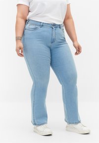 Zizzi - HIGH WAISTED ELLEN - Jeans Bootcut - ex lgt blue Thumbnail-Bild 1