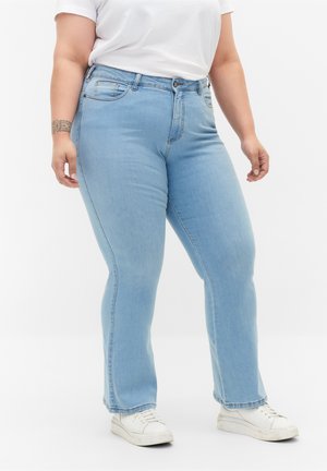 Jeans di denim azzurro chiaro con un design a gamba dritta, dotati di tasche frontali, cuciture visibili e chiusura a bottone, indossati con sneakers bianche.