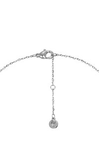 Kædehalskæde i sterlingsølv med en lås i hummerklolås, der har en delikat længde og et lille, rundt vedhæng med præget detaljer.