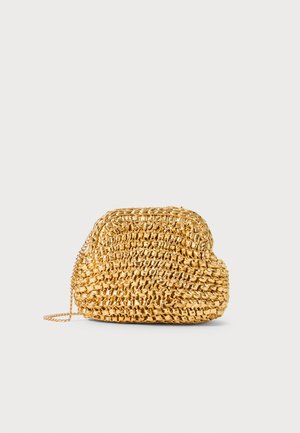 Borsa a mano intrecciata in oro con forma arrotondata, caratterizzata da un design testurizzato e una tracolla a catena. Dimensioni compatte adatte per gli essenziali.