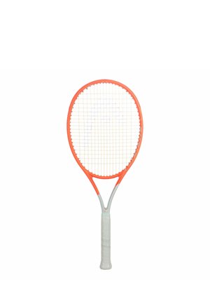 Raqueta de tenis con marco naranja, empuñadura blanca y cuerdas tensadas, mostrada en posición vertical sobre un fondo blanco.