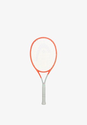 Tennisschläger mit einem orangefarbenen Rahmen, weißem Griff und straff bespannten Saiten, aufrecht vor weißem Hintergrund dargestellt.