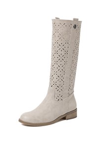 Stivali in suède beige al ginocchio con motivo floreale perforato, suola piatta e bottone decorativo laterale. Texture liscia e punta angolata.
