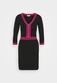 Robe noire longueur genou avec manches longues, fermeture éclair en V, et bordure rayée rose sur le col, la taille et les poignets.