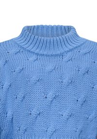 Maglione azzurro chiaro lavorato a maglia con un colletto alto a coste. Presenta un motivo a treccia testurizzato su tutta la stoffa.