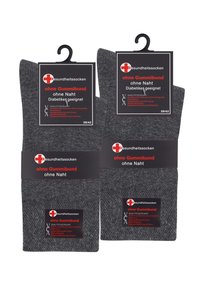 Dunkelgraue Diabetikersocken ohne elastische Bündchen und nahtlosem Design. Zwei Paare sind zusammen verpackt mit schwarzen Etiketten, die ein rotes Kreuzlogo zeigen.
