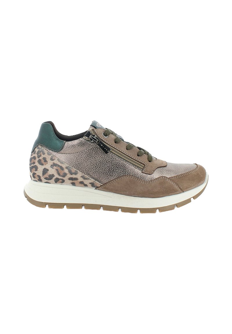 Zapatilla marrón y beige con superficie texturizada, acentos de animal print de leopardo, talón verde y un zipper lateral. Cuenta con una mediasuela blanca y suela antideslizante.