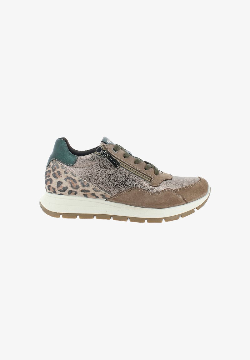 Zapatilla marrón y beige con superficie texturizada, acentos de animal print de leopardo, talón verde y un zipper lateral. Cuenta con una mediasuela blanca y suela antideslizante.