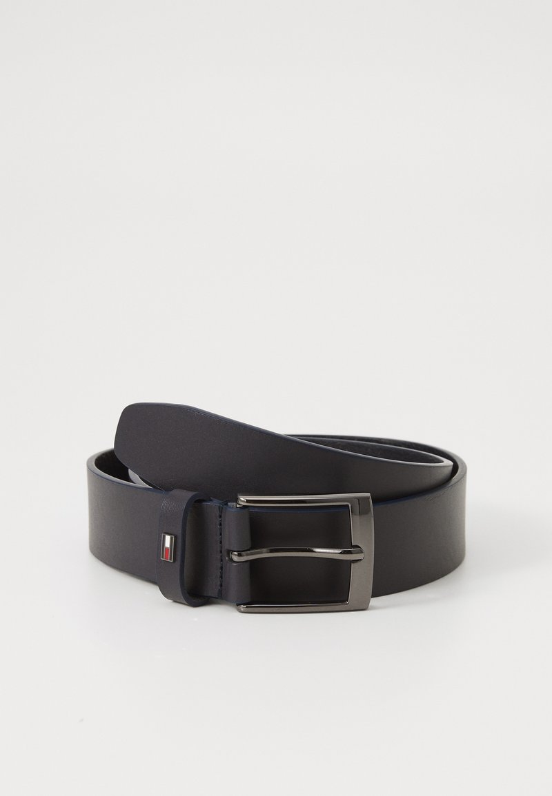 Ceinture en cuir bleu marine au design épuré, dotée d'une boucle en métal argenté et d'un petit logo près de la boucle. Texture lisse sur toute la surface.