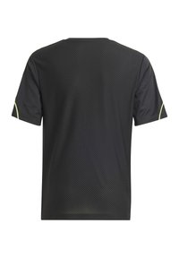 Camiseta deportiva de manga corta negra con un patrón de malla texturizado, que presenta acentos reflectantes en amarillo en las mangas, y un clásico cuello redondo.