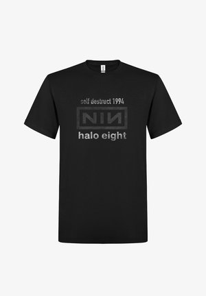 Černé bavlněné tričko s potiskem na přední straně, na kterém je text "self destruct 1994," "NIN" a "halo eight" v různých odstínech šedé.