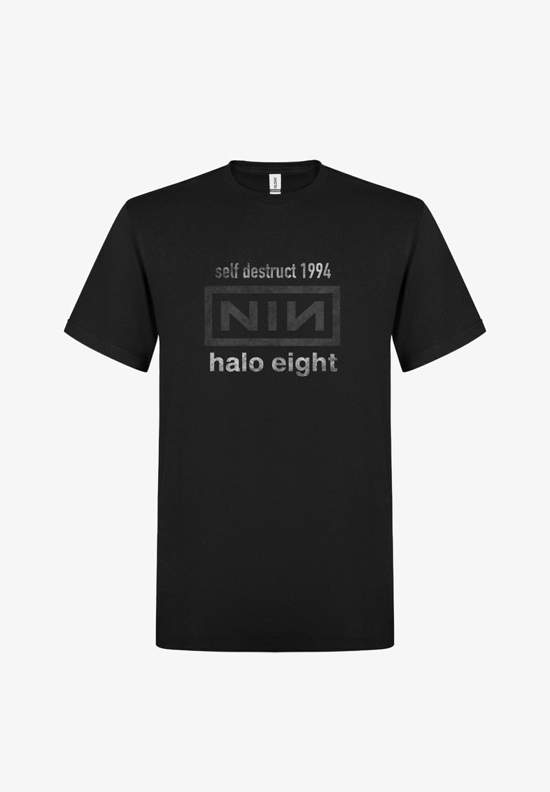 Zwarte katoenen t-shirt met een graphic op de voorkant met de tekst "self destruct 1994," "NIN," en "halo eight" in verschillende tinten grijs.