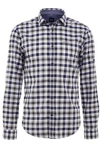 Koszula z długim rękawem, zapinana na guziki, w granatowo-białą kratę, z kołnierzykiem typu spread i haftowanym logiem "BOSS" na piersi.