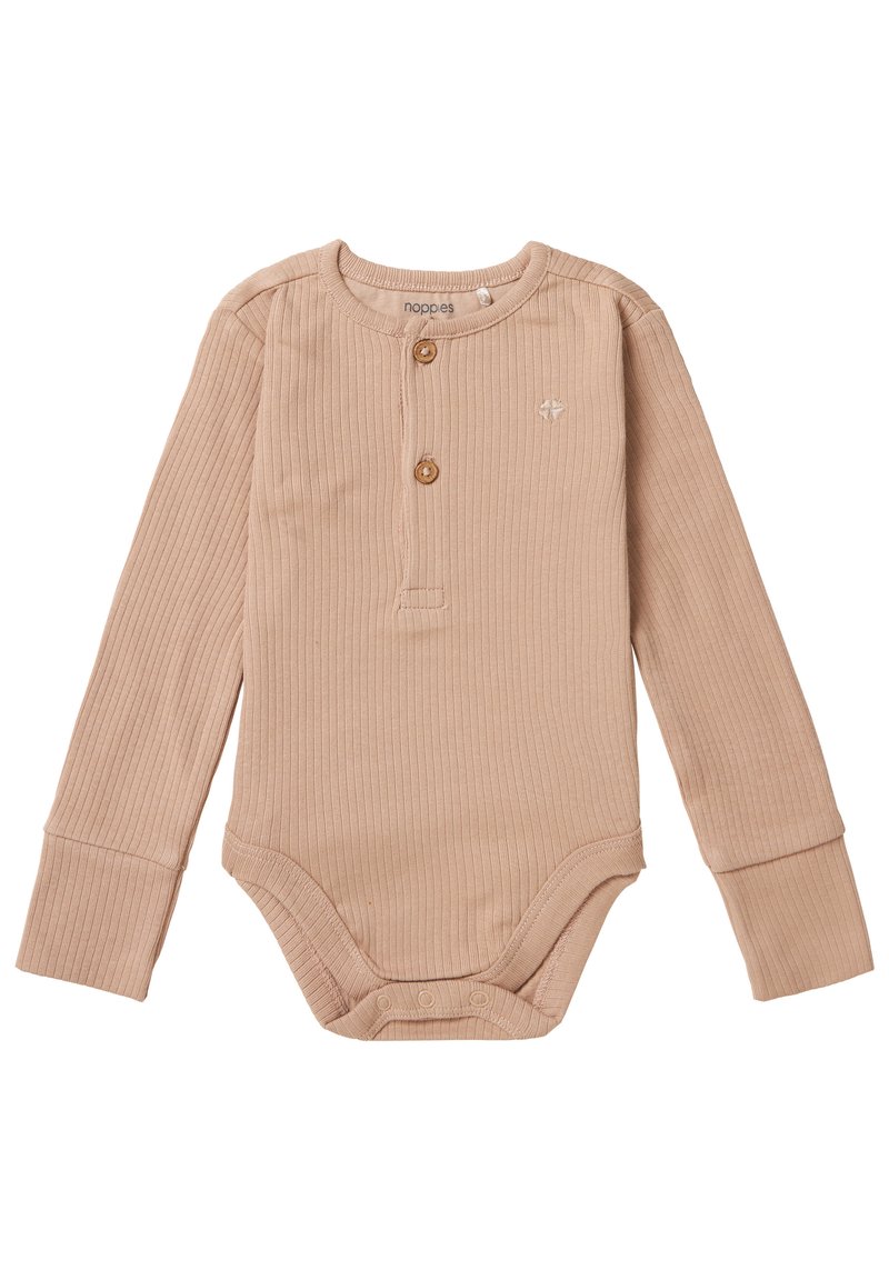 Beige Baby-Body mit langen Ärmeln und Rippstruktur, drei Knöpfen am Hals, kleinem Logo und Druckknöpfen im Schritt.
