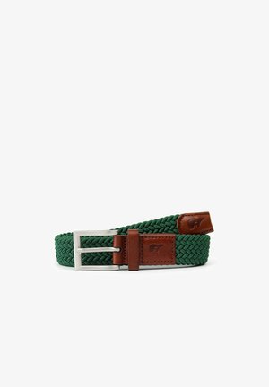Ceinture en tissu vert tissé avec des accents en cuir marron et une boucle en métal argenté, présentant un logo embossé sur la pièce en cuir.