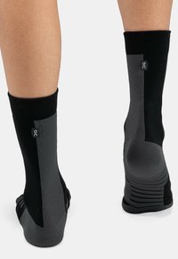 On PERFORMANCE HIGH - Sportzoknik - black   shadow