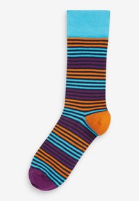 Bunt gestreifte Socke mit einem hellblauen gerippten Bündchen, lila, türkisfarbenen, orangefarbenen und schwarzen Streifen sowie einer einfarbigen orangefarbenen Ferse.