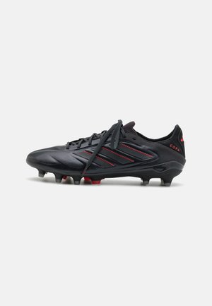 Schwarze Fußballschuhe mit roten Akzenten, die ein schlankes Design, Schnürverschluss, strukturiertes Obermaterial und markierte Stollen für Traktion bieten.