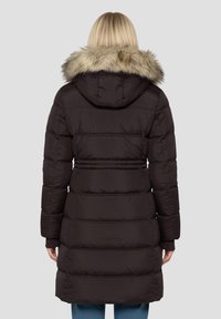 Zwarte gewatteerde jas met een capuchon gevoerd met bont, voorzien van horizontale stiksels en een taille met riem. De textuur is glad met een glanzende afwerking.