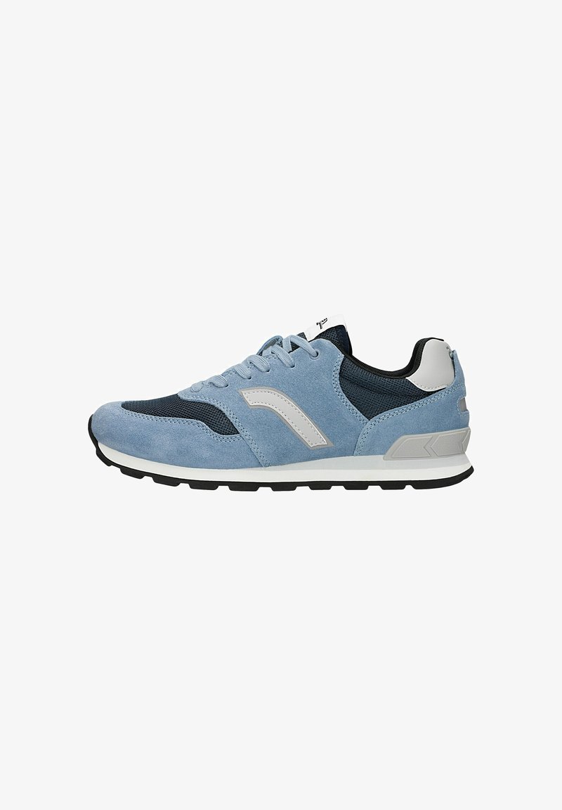 Hellesblaues Wildleder-Sneaker mit marineblauen Mesh-Akzenten, weißen Logodetails, grauen Überzügen und schwarzer Gummisohle. Klassisches Design eines Laufschuhs.