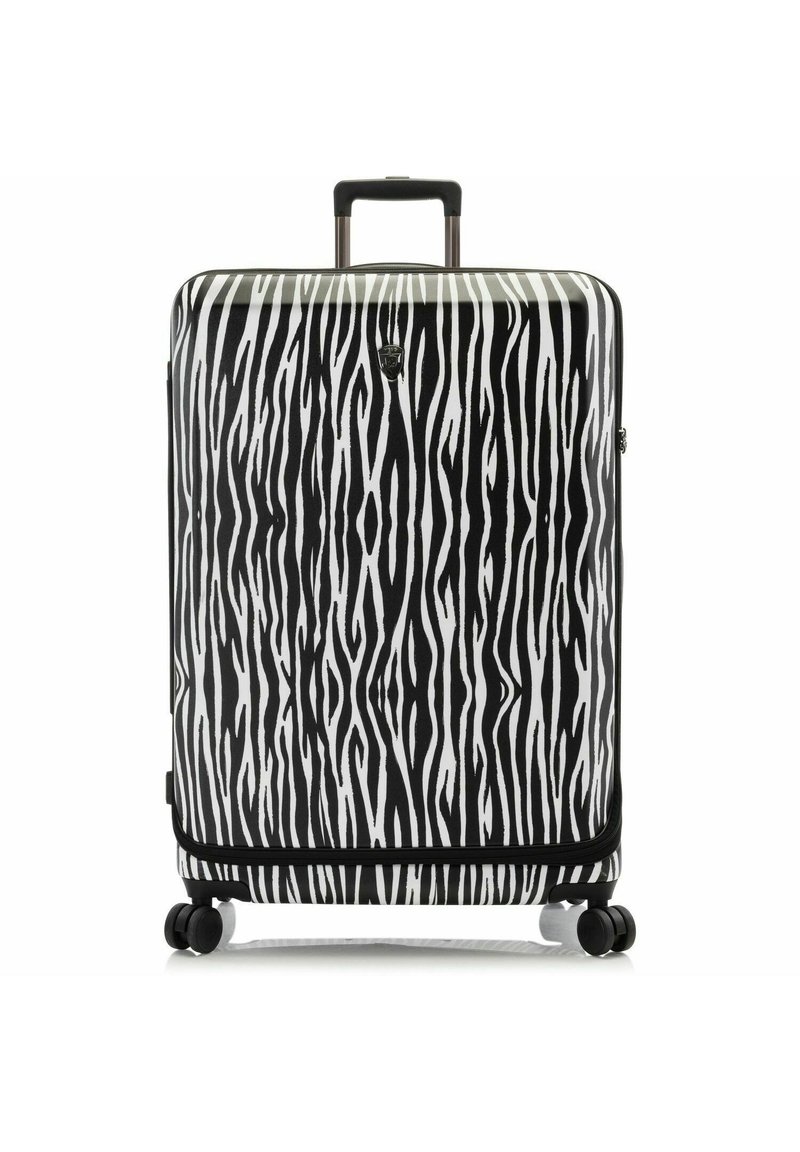 Maleta rígida con un patrón de rayas de cebra en blanco y negro. Cuenta con cuatro ruedas, un asa retráctil y un cierre con cremallera.