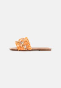 Oranžové pletené sandály s plochou podrážkou a vrchní částí z skládací tkaniny. Design má strukturovaný povrch a přírodní barvu podrážky.