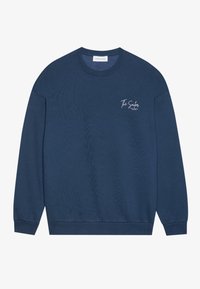 Sudadera azul marino con mangas largas y cuello redondeado. Presenta un logo en script blanco en el pecho. Textura de tela suave con puños acanalados.