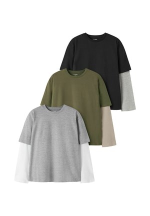 Trois t-shirts à manches longues effet superposé en noir avec manches grises, vert olive avec manches beiges et gris avec manches blanches, disposés en rangée.