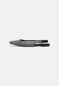 Zapato plano de patrón en blanco y negro, con punta afilada y parte trasera abierta con detalle elástico, hecho de tela texturizada con acabado mate.