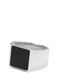 Silverfärgad metallring med en platt, fyrkantig svart emaljcentral. Slät, polerad yta; modern design med bred rem.