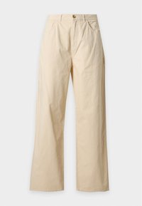 Pantalon beige à jambes larges avec bouton à l'avant, fermeture éclair et poches avant inclinées, présenté sur un fond clair.