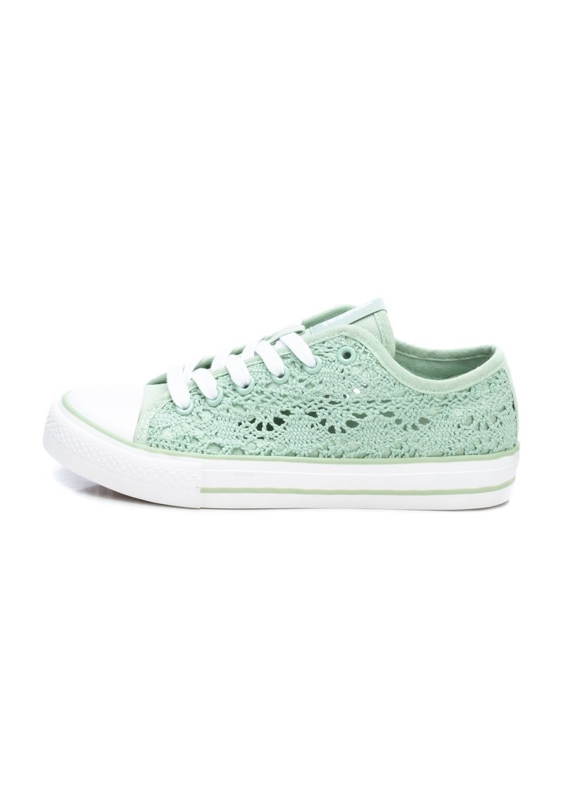 Zapatillas de encaje verde claro con una suela de goma blanca y una puntera blanca. Presentan cordones blancos y un patrón de encaje texturizado en la parte superior.