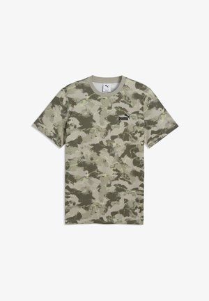 T-shirt à manches courtes Puma avec motif camouflage vert et beige, col rond, et logo Puma noir sur la poitrine gauche.