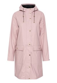 Roze waterdichte regenjas met capuchon, hardware in goudkleur, twee voorzakken en verstelbare trekkoorden bij de hals en manchetten.