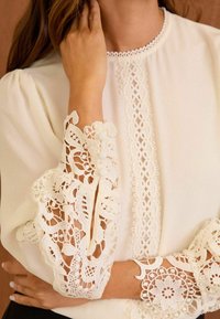 Love & Roses CUFF CREW NECK - REGULAR FIT - Blūze - ivory white