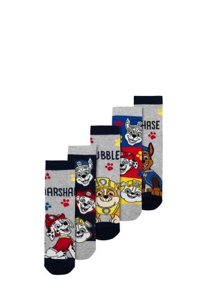 Cinque paia di calzini per bambini con personaggi di cartoni animati a forma di cane, prevalentemente grigi con vari accenti di colore, motivi a maglia e design stampati.