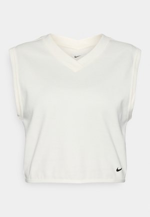 Witte mouwloze crop top met een V-hals ontwerp, gemaakt van zachte stof, met een klein zwart Nike-logo op de rechteronderkant.