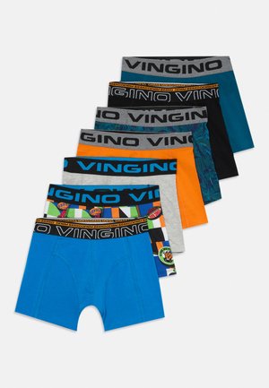 Seitsemän paria Vingino-boxerihousuja eri väreissä: sininen, harmaa, oranssi, musta ja kuviollinen. Jokaisessa on ainutlaatuinen vyötärönauha.