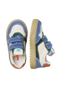 Tenisky mají modrou semišovou vrstvu, zelené kožené akcenty a béžové gumové podrážky. Jsou vybaveny suchými zipy, perforovanou špičkou a oranžovými detaily.