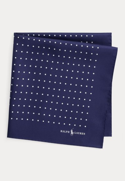 Μαντήλι τσέπης από μπλε ναυτικό μετάξι με λευκά πουά και το λογότυπο Ralph Lauren κεντημένο σε λευκό σε μια γωνία.