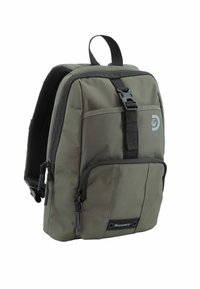 Mochila verde oscuro con acentos negros, espalda acolchada, correas ajustables, bolsillo frontal y logotipo en el lateral. Fabricada con un material resistente y repelente al agua.