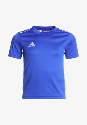 Camiseta atlética azul hecha de poliéster, presenta mangas cortas, cuello redondo, franjas de acento blancas en los hombros y el logo de Adidas en el pecho.