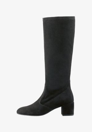 Botte noire en daim jusqu'au genou avec un talon épais, un bout arrondi et un minimum de détails de couture, présentée de profil sur fond blanc.