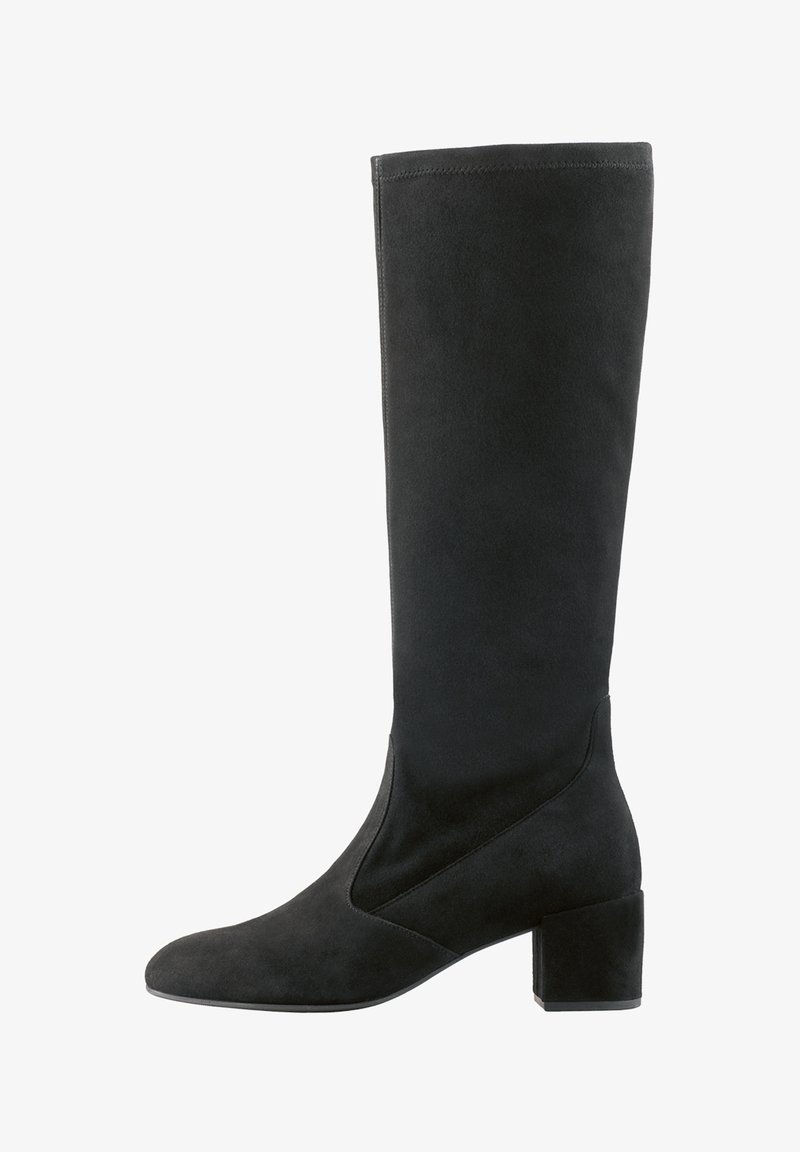 Czarne zamszowe kozaki do kolan na klockowym obcasie, z zaokrąglonym czubkiem i minimalnymi detalami w szwach, pokazane z profilu na białym tle.