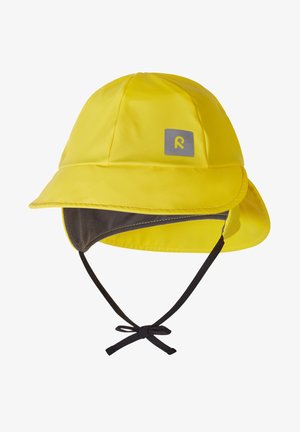 Gelber wasserdichter Bucket Hat mit verstellbarem Kinnriemen, grauem Unterrand und grauem Logopatch auf der Vorderseite. Glattes, leichtes Material.