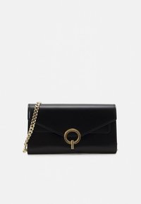 Crna kožna torbica s metalnim zlatnim detaljima, sa okruglom kopčom i lančanim remenom. Ima dizajn omotnice i glatku teksturu.
