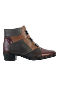 Bottines en cuir brun et noir avec un blocage de couleur géométrique, trois sangles décoratives, un talon bas et un design à bout arrondi.