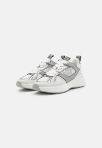 Grå og hvite athletic sneakers med mesh-paneler, en tykk hvit såle og båndsnøring. Har en logo på siden og en løfrestemme på hælen.