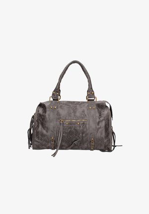 Borsa da viaggio in pelle grigia con una superficie invecchiata, dotata di accessori dorati, una tasca frontale con zip e due manici superiori. Decorata con borchie.